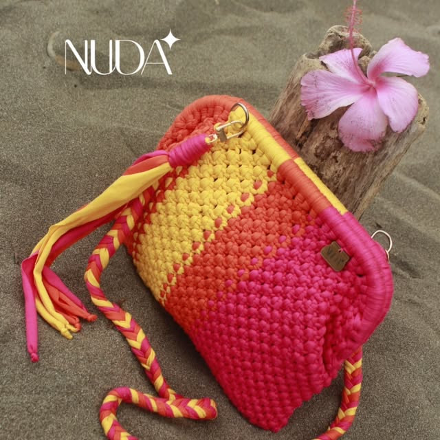 Bolso de macramé en la arena